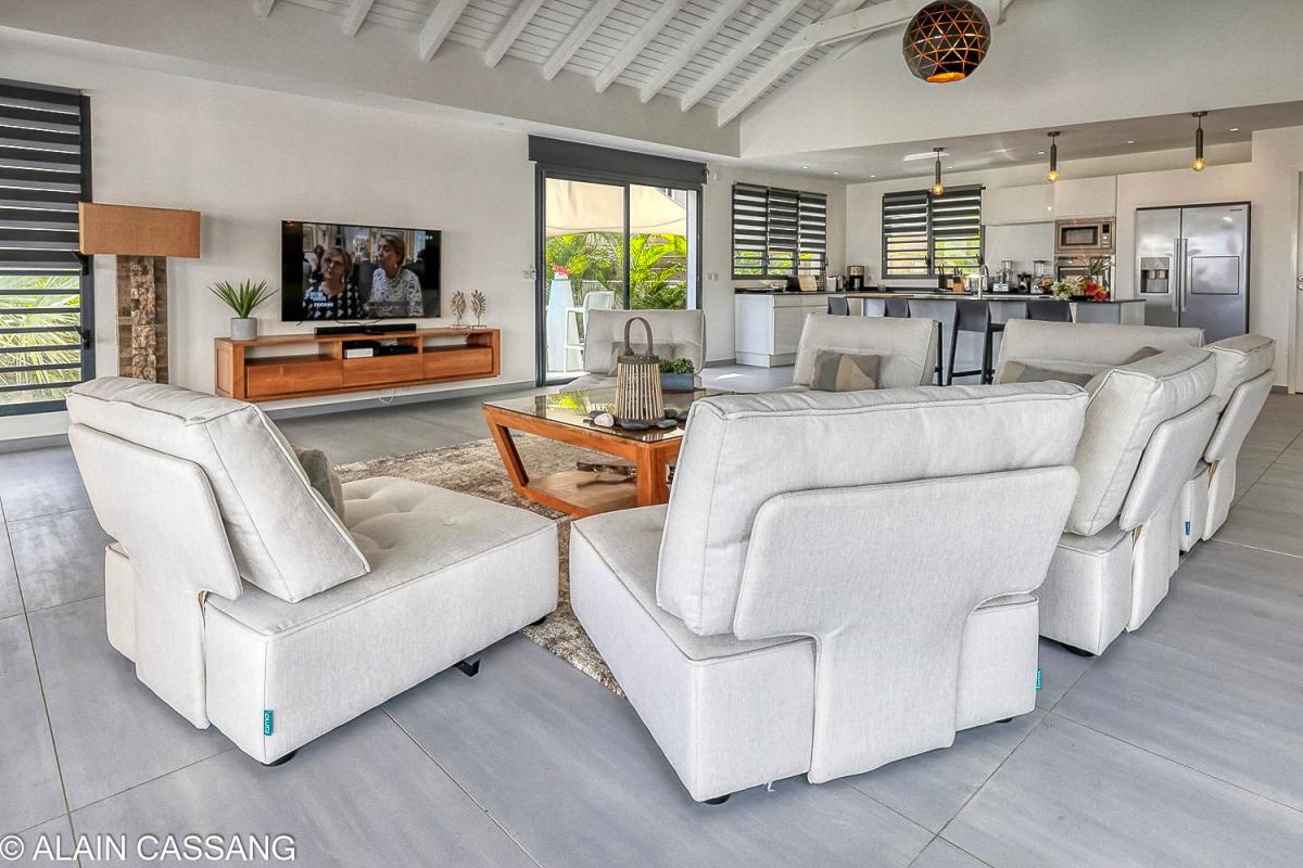 A louer villa 5 chambres pour 10 personnes avec piscine et vue mer à Sainte Anne en Guadeloupe - salon....